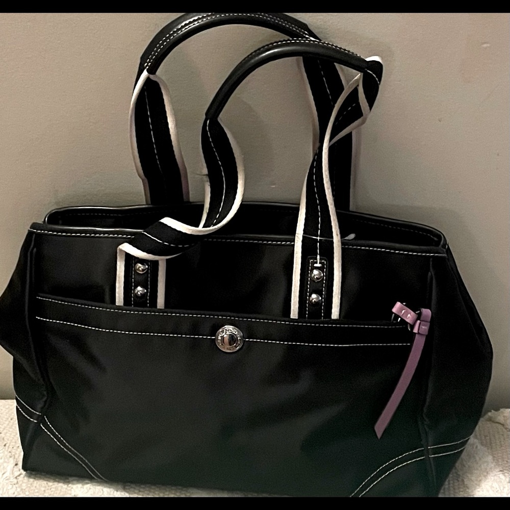 Beautiful coach Signature bags lightly used excellent condition looks Néw